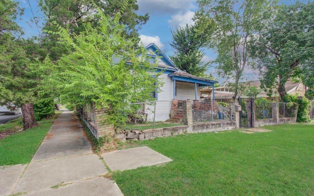 1103 Harrington Street — photo 2