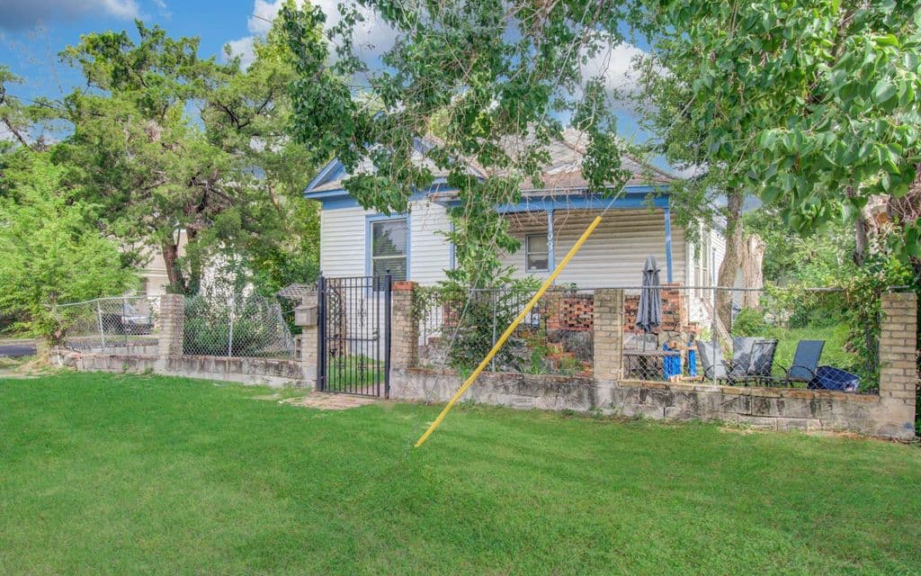 1103 Harrington Street — photo 3