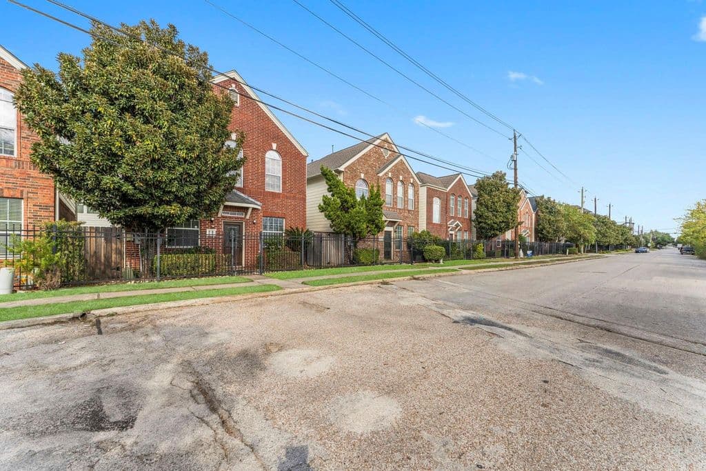 1755 Aden Drive — photo 3